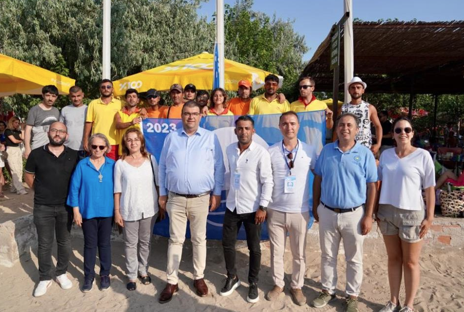 Seferihisar’da plajlara mavi bayraklar asıldı