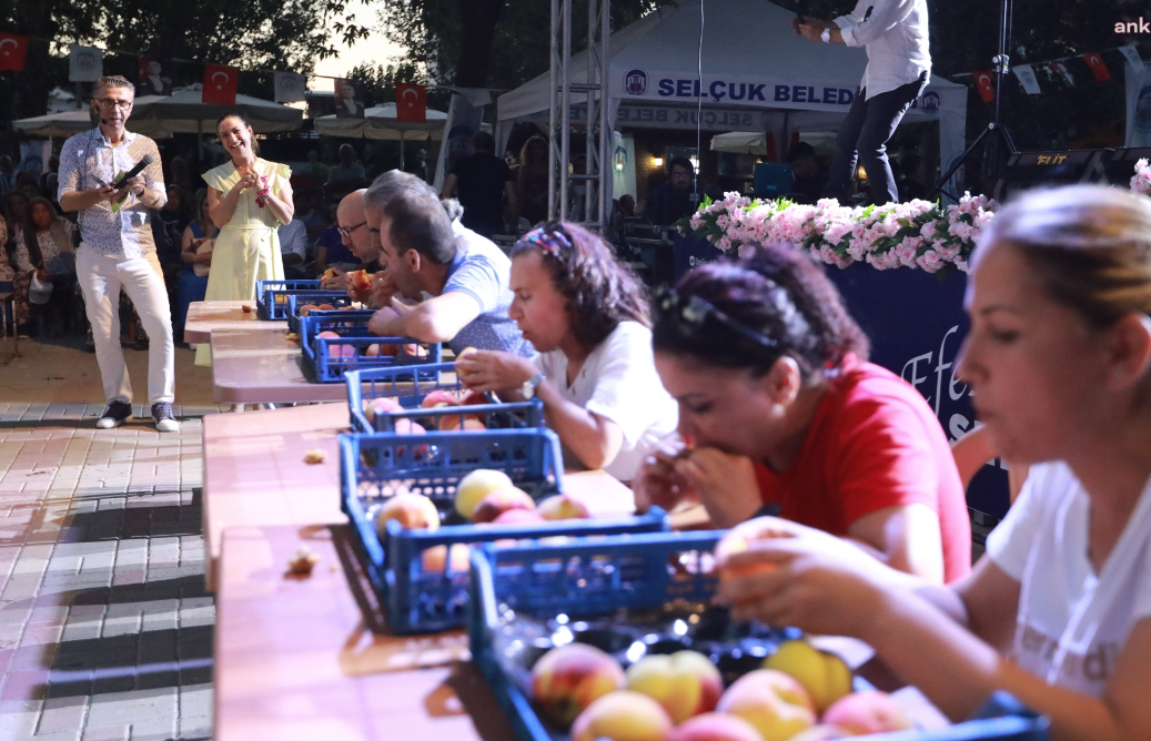 Efes Selçuk'ta halk Belevi Şen Şeftali Şenliği'nde buluşu