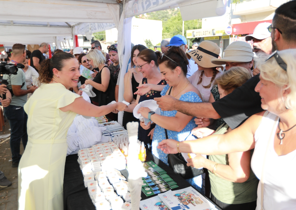 Efes Selçuk'ta halk Belevi Şen Şeftali Şenliği'nde buluşu