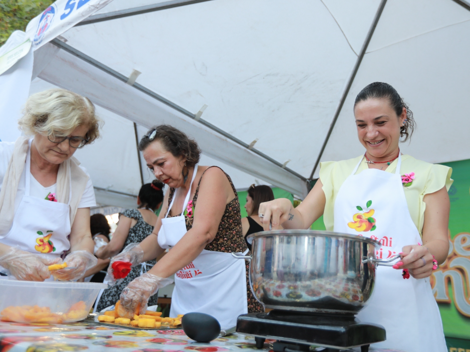 Efes Selçuk'ta halk Belevi Şen Şeftali Şenliği'nde buluşu