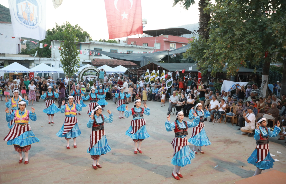 Efes Selçuk'ta halk Belevi Şen Şeftali Şenliği'nde buluşu