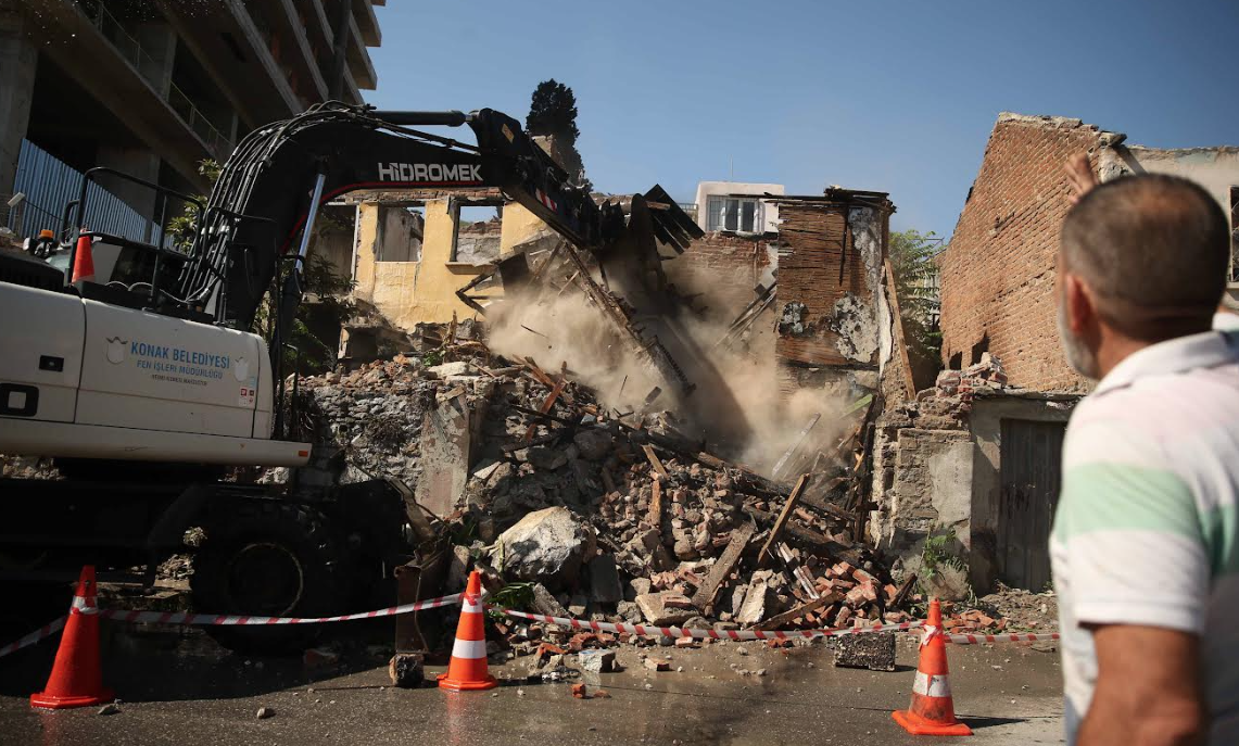 Konak’ta tehlike saçan iki binanın yıkımı gerçekleşti
