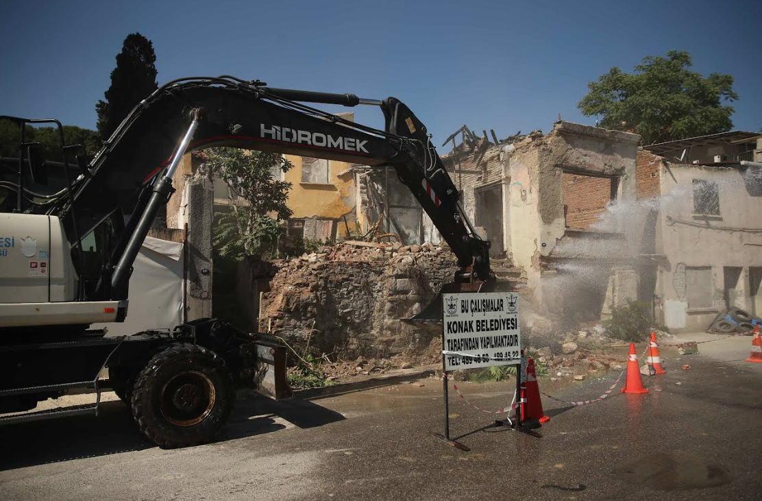 Konak’ta tehlike saçan iki binanın yıkımı gerçekleşti