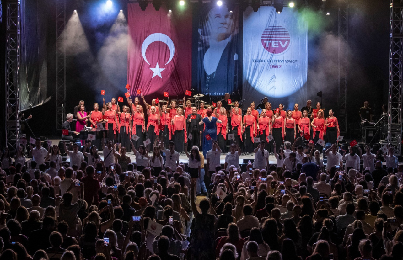 Karsu eğitimde fırsat eşitliği için Çeşme'de sahne aldı