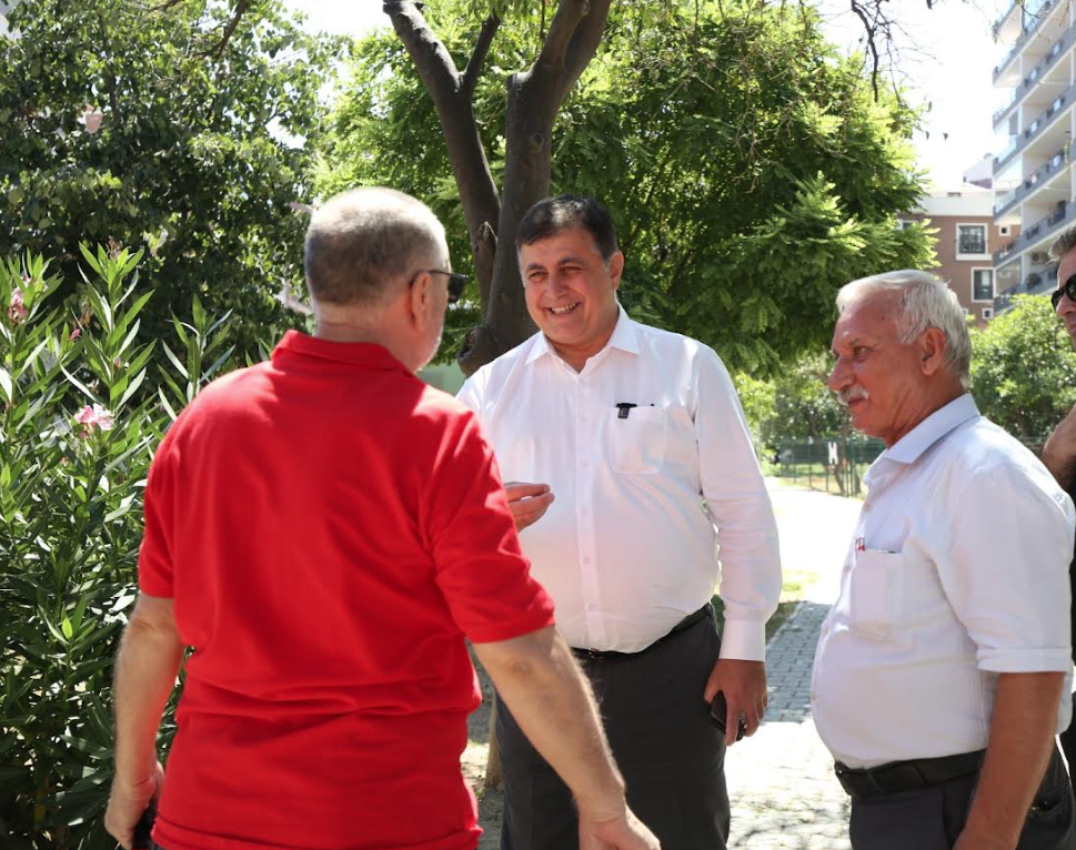 Başkan Tugay,Karşıyaka’yı adım adım geziyor