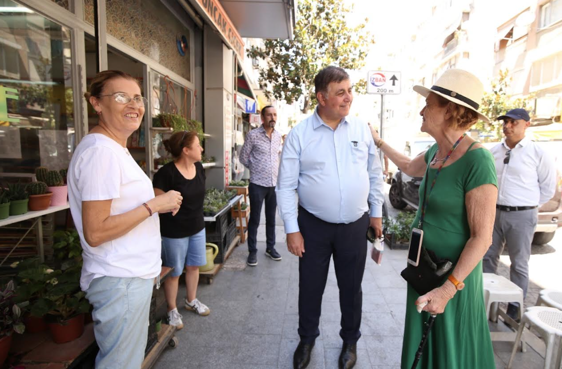 Başkan Tugay,Karşıyaka’yı adım adım geziyor