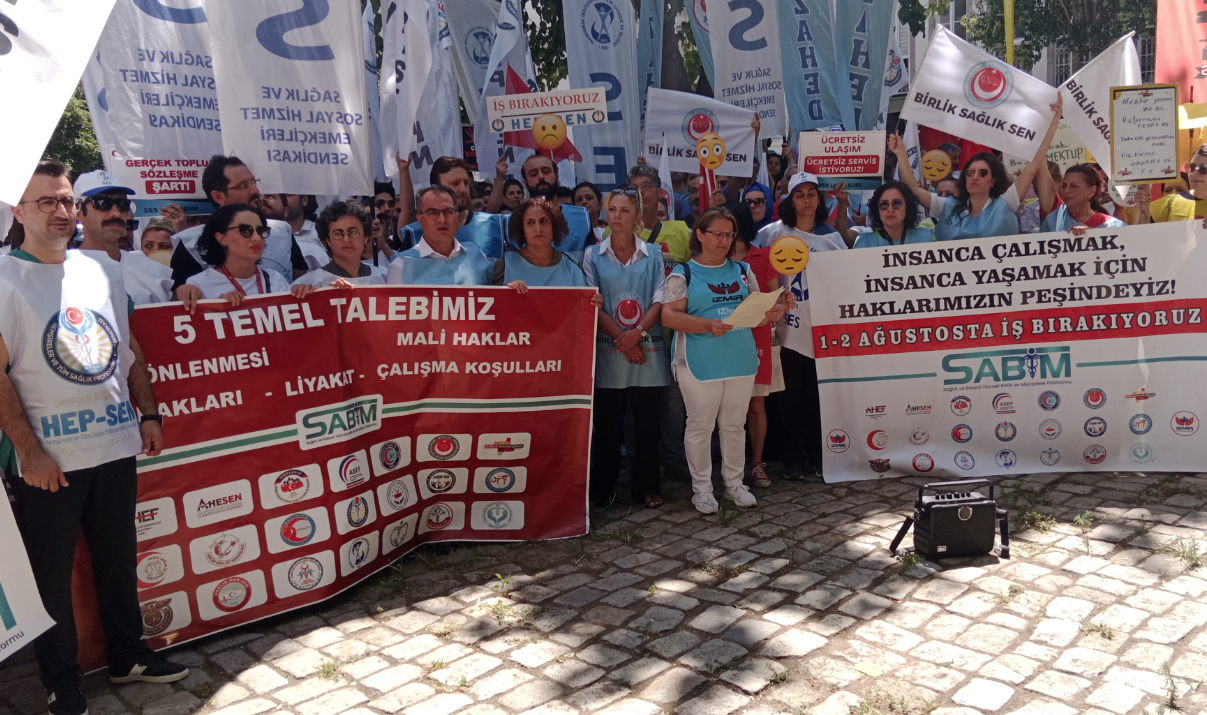 Sağlık çalışanları İzmir'de iş bıraktı