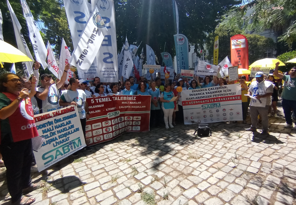 Sağlık çalışanları İzmir'de iş bıraktı