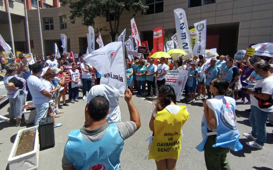 İzmirli sağlıkçılardan Bakan Koca'ya şarkılı protesto!