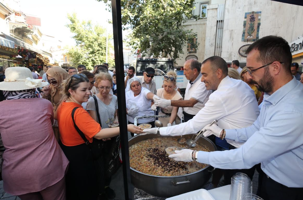 Konak Belediyesi, 5 bin kişiye aşure dağıttı