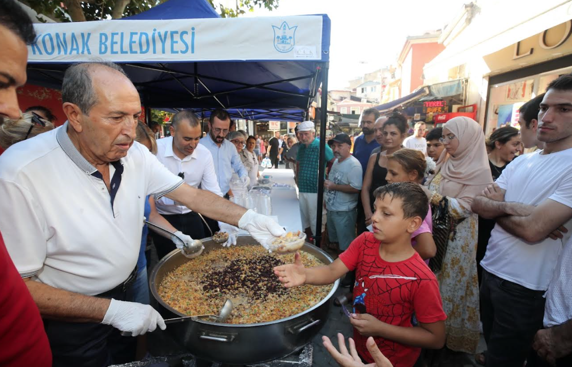 Konak Belediyesi, 5 bin kişiye aşure dağıttı
