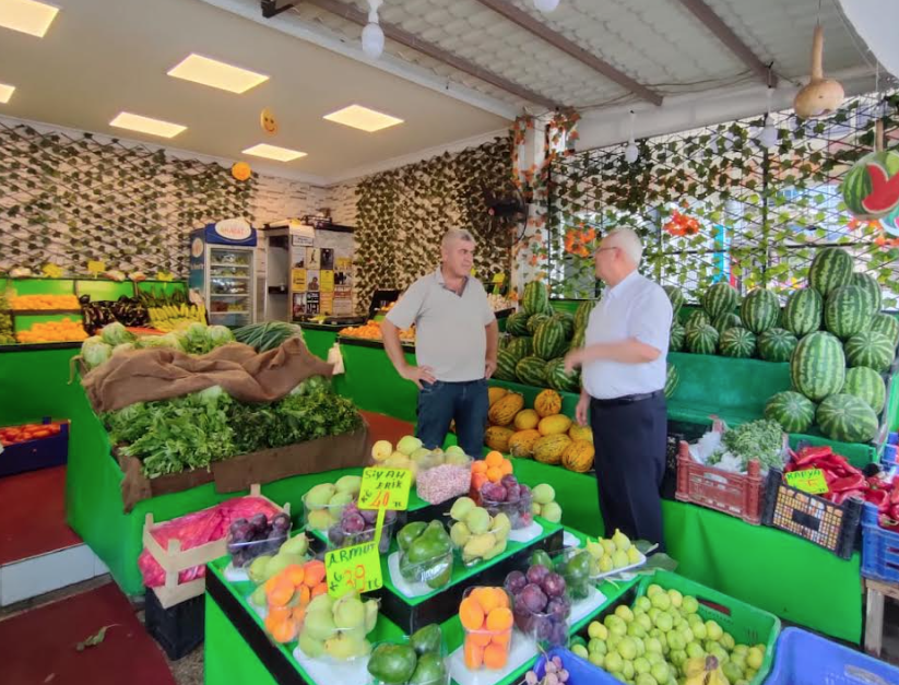 Karabağlar'da asfaltlama çalışmaları sıcak dinlemiyor