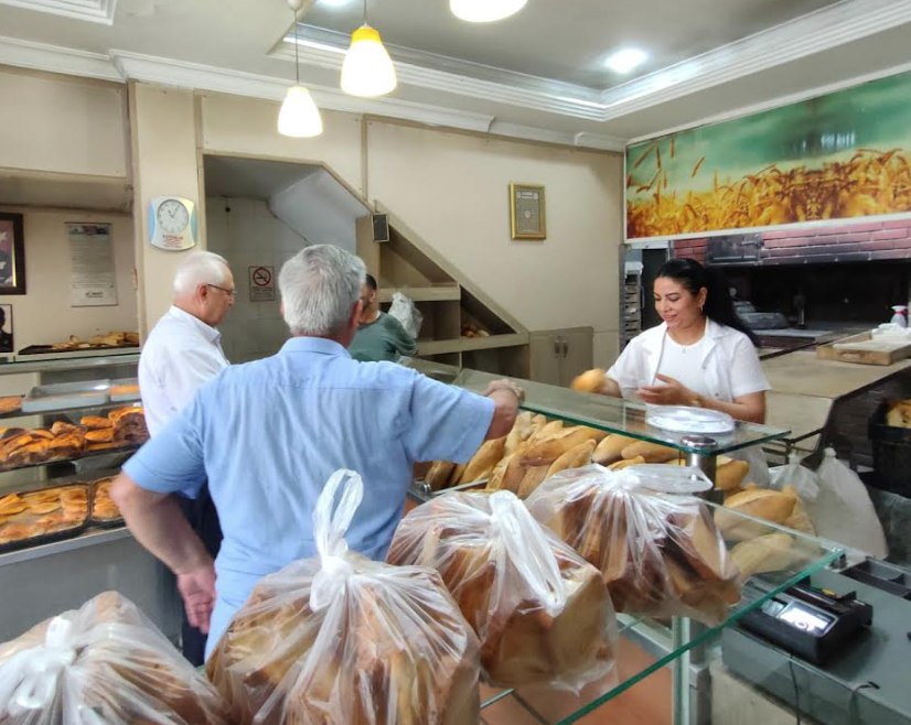 Karabağlar'da asfaltlama çalışmaları sıcak dinlemiyor