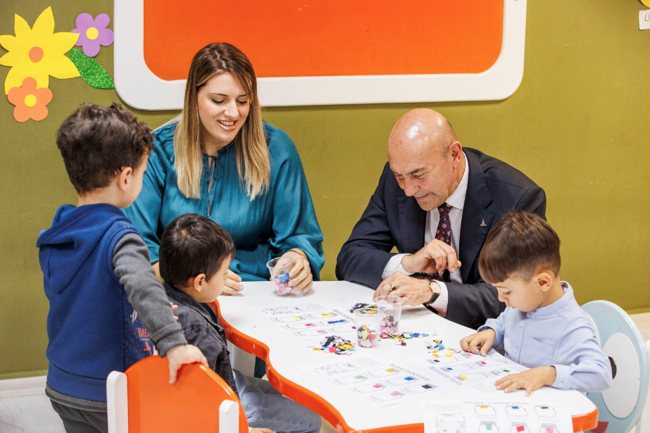 Masal Evi çocuklarından Başkan Soyer’e sürpriz