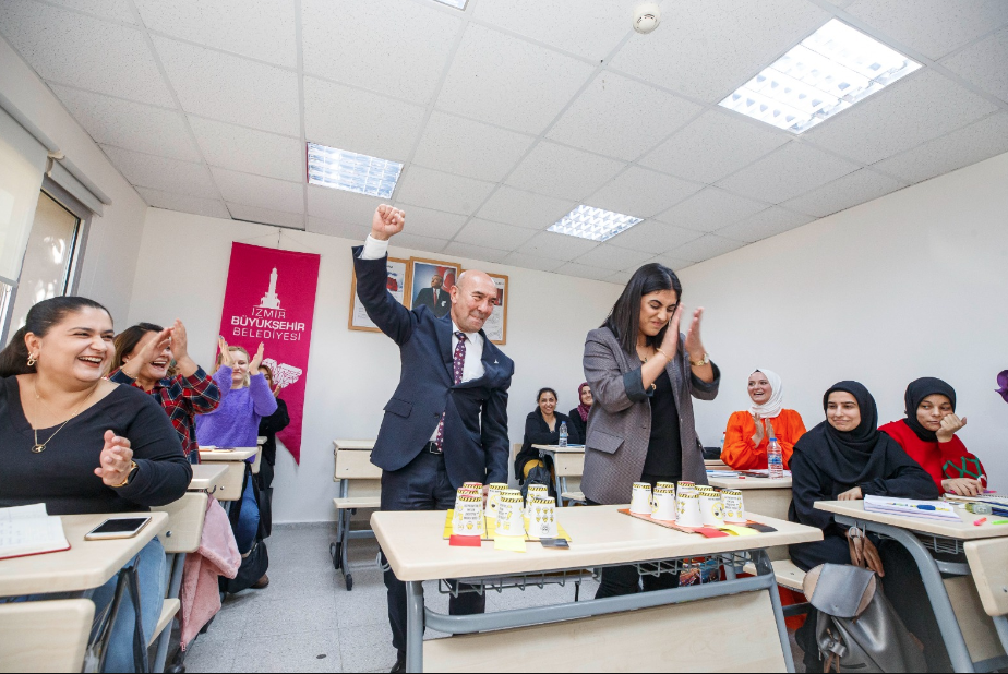 Masal Evi çocuklarından Başkan Soyer’e sürpriz