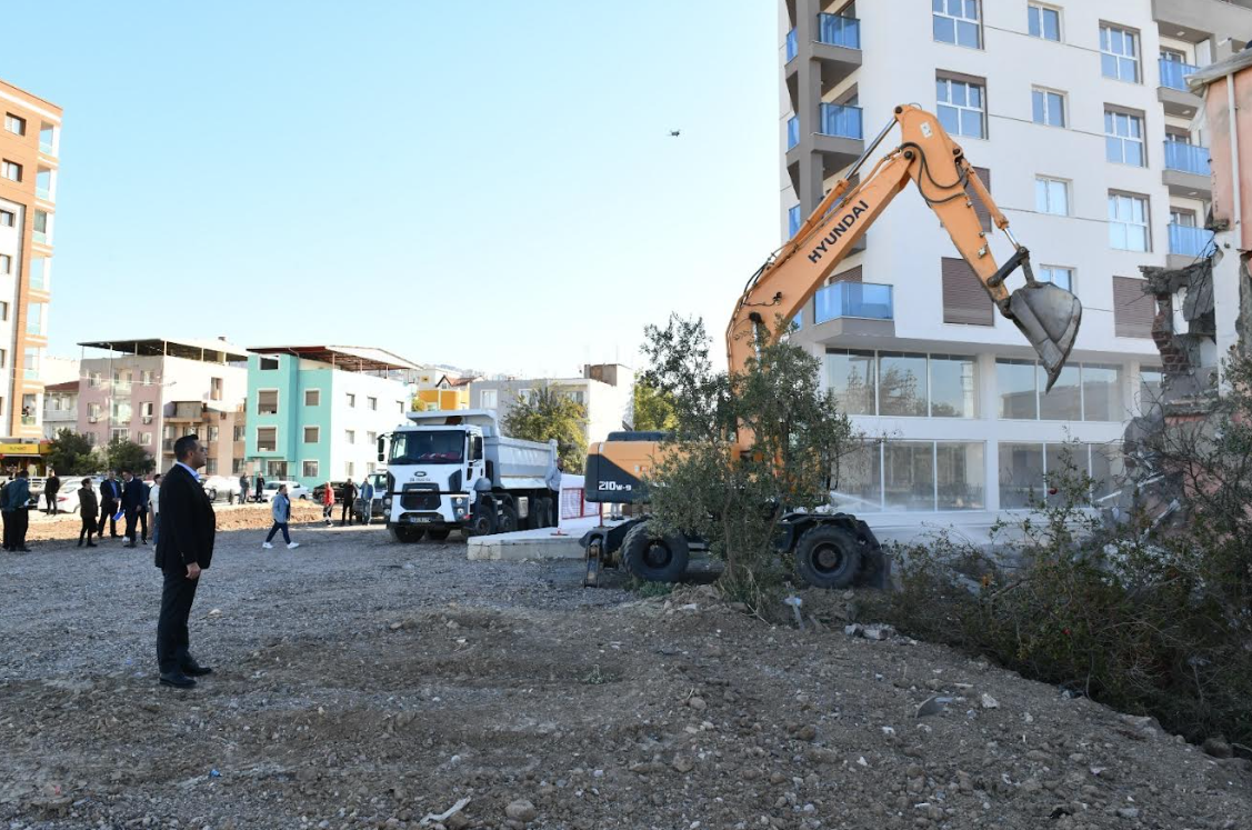 Metruk binaların yıkımı ile Çiğli'de trafik rahatlıyor