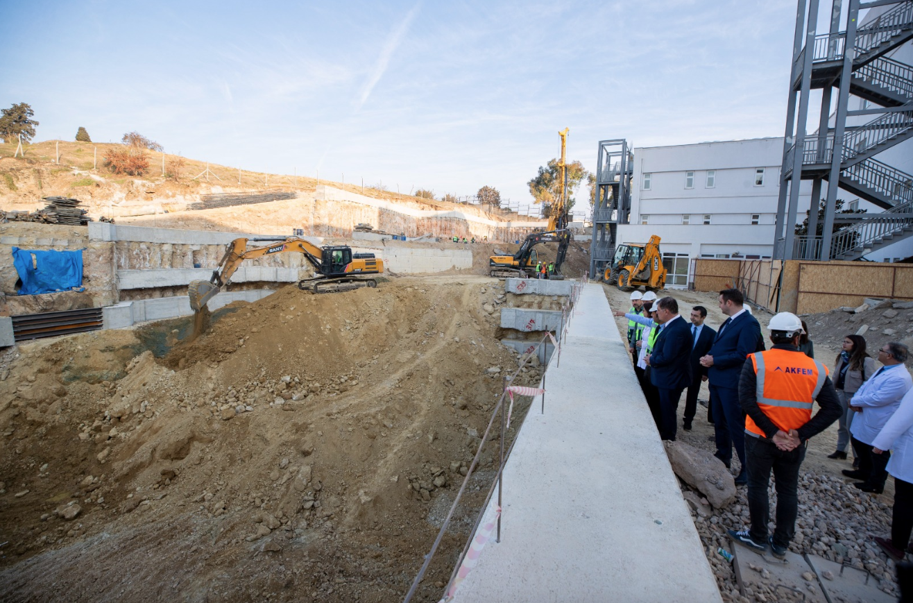 Başkan Tugay'dan Eşrefpaşa Hastanesi incelemesi