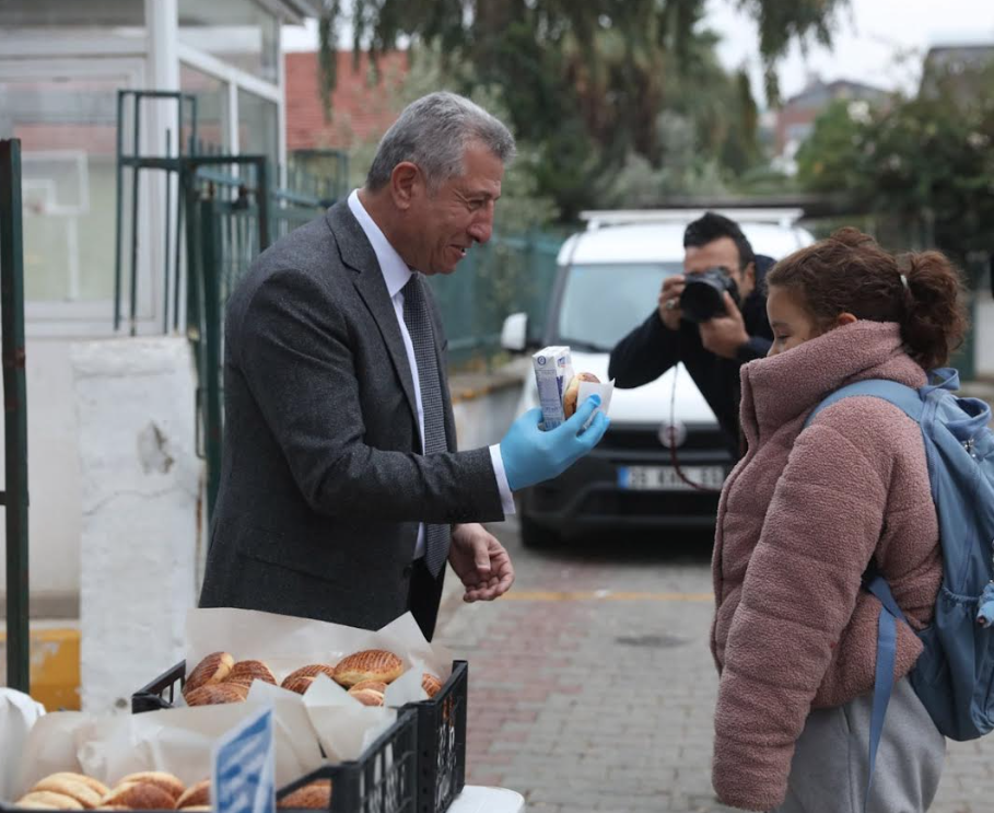 Güzelbahçe Belediyesi'nden öğrencilere süt ve poğaça