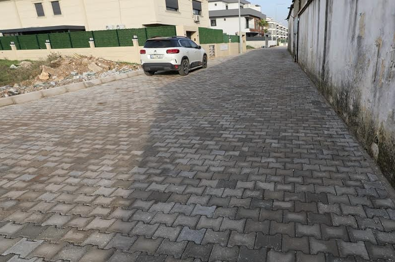 Menderes Belediyesi, Cüneytbey Mahallesi'nde yolları kilit parke ile yeniledi.