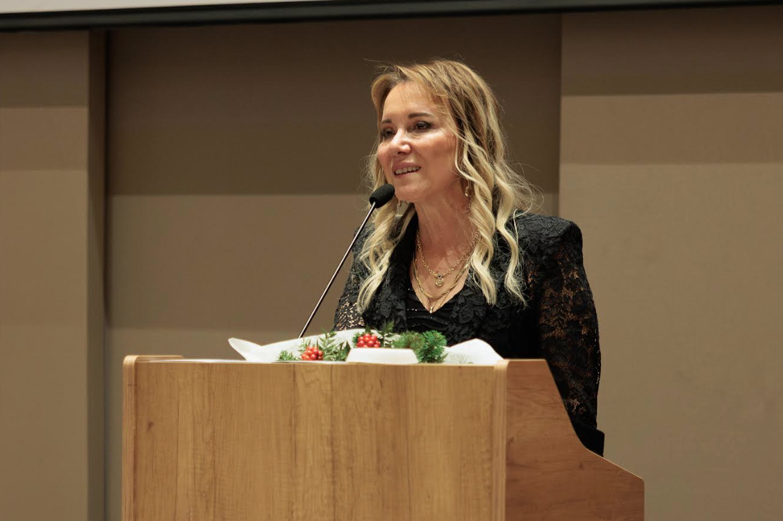 Başkan Mutlu’nun kadın istihdamı ve eşitlik çalışmalarına İZİKAD’dan ödül