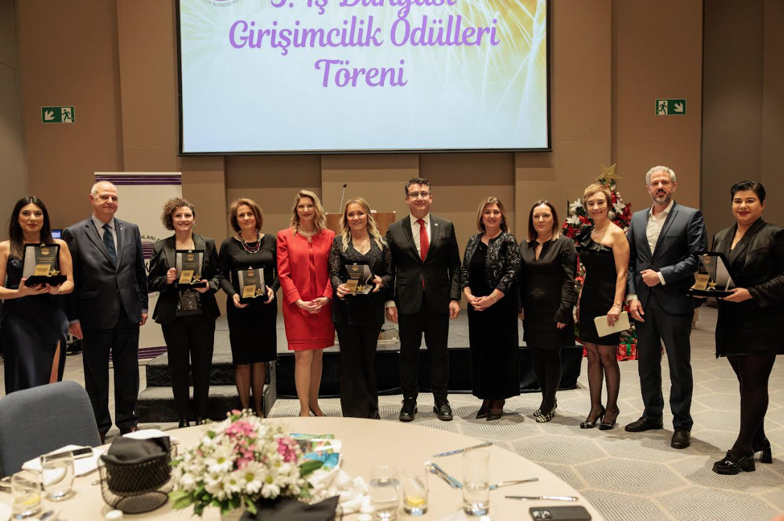 Başkan Mutlu’nun kadın istihdamı ve eşitlik çalışmalarına İZİKAD’dan ödül