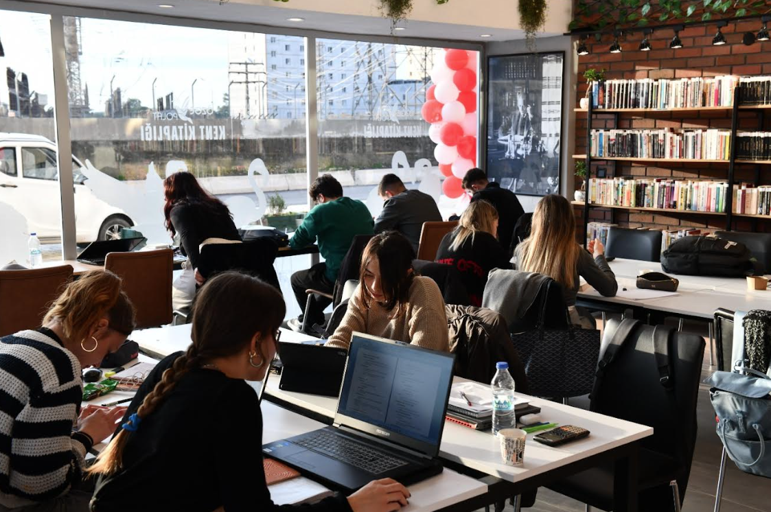 Öğrencilerin Yeni Gözdesi: Özge Polat Kent Kitaplığı