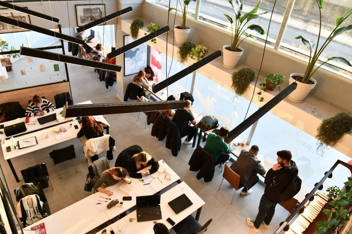 Öğrencilerin Yeni Gözdesi: Özge Polat Kent Kitaplığı