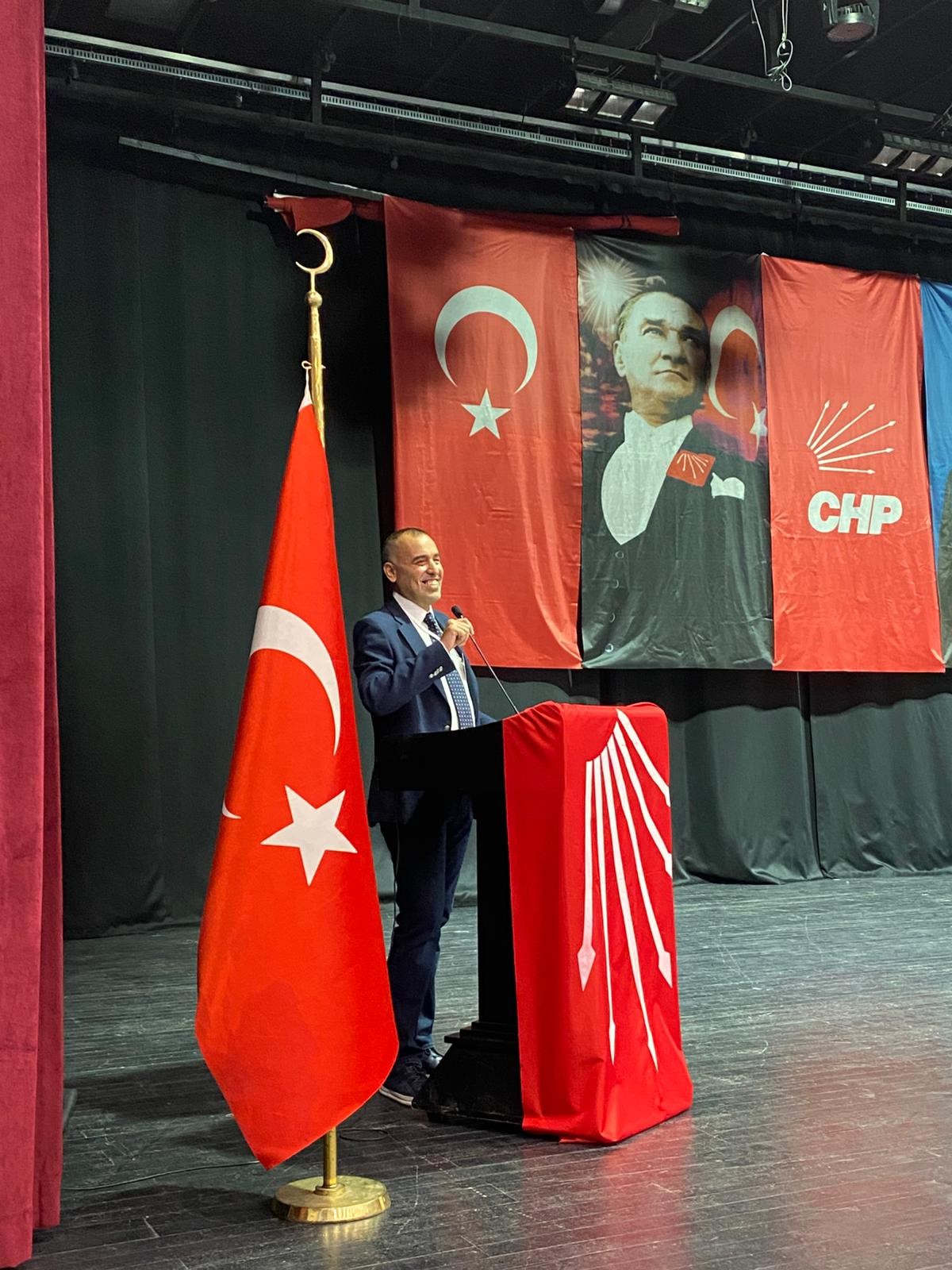 CHP Konak'ta kongre tamamlandı: Serkan Kalmaz yeni ilçe başkanı oldu
