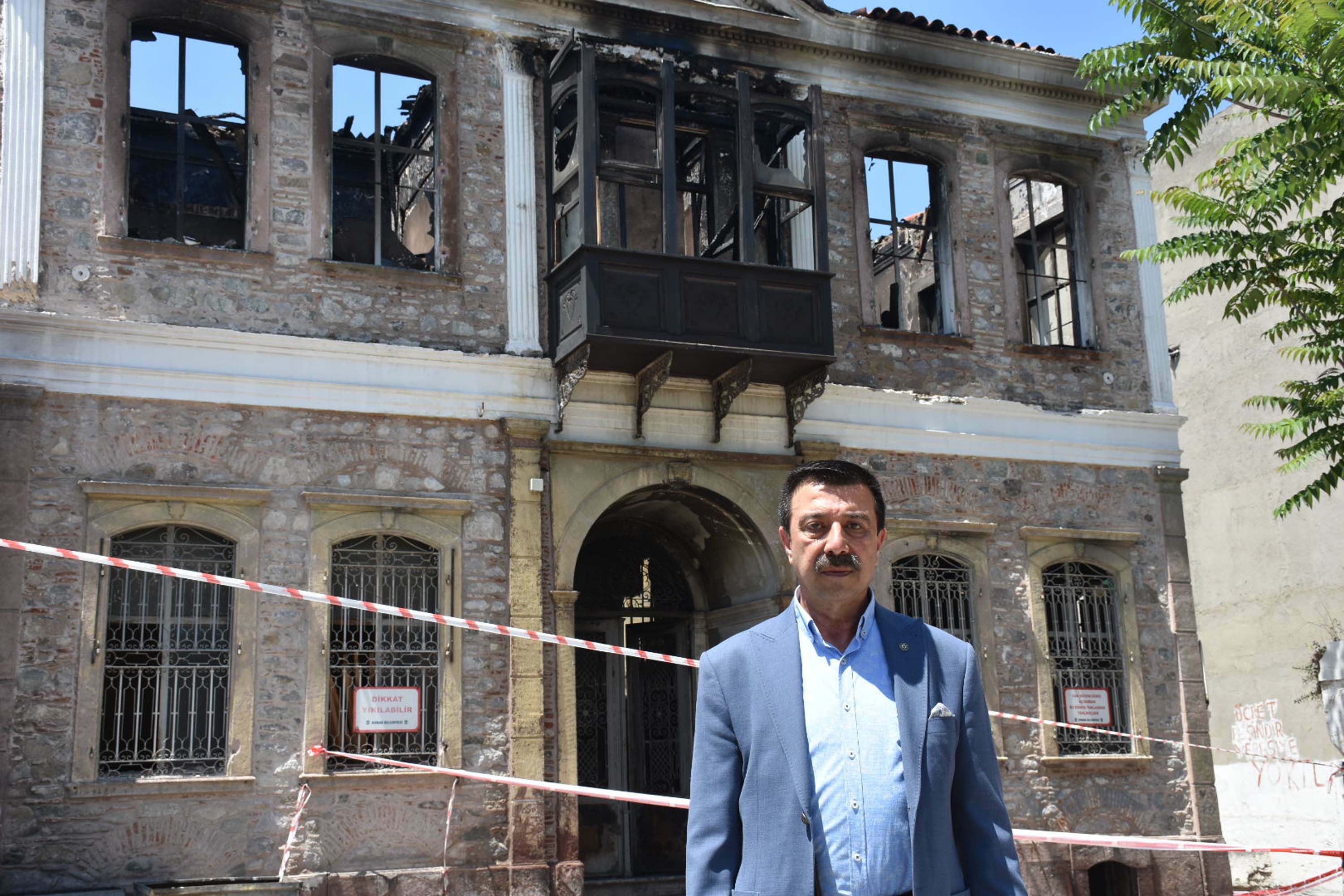 Tarihi konak küle döndü