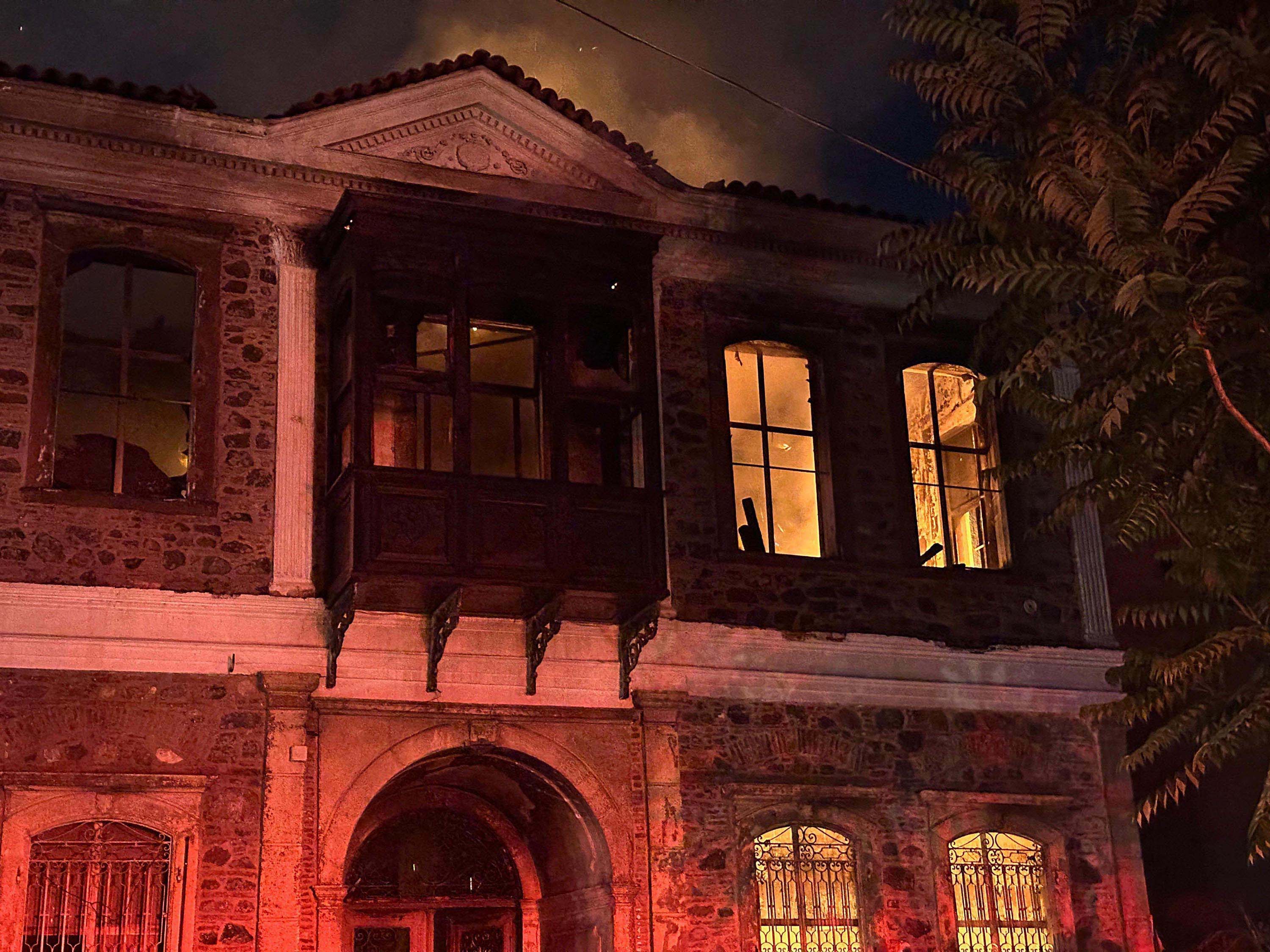 Tarihi konak küle döndü