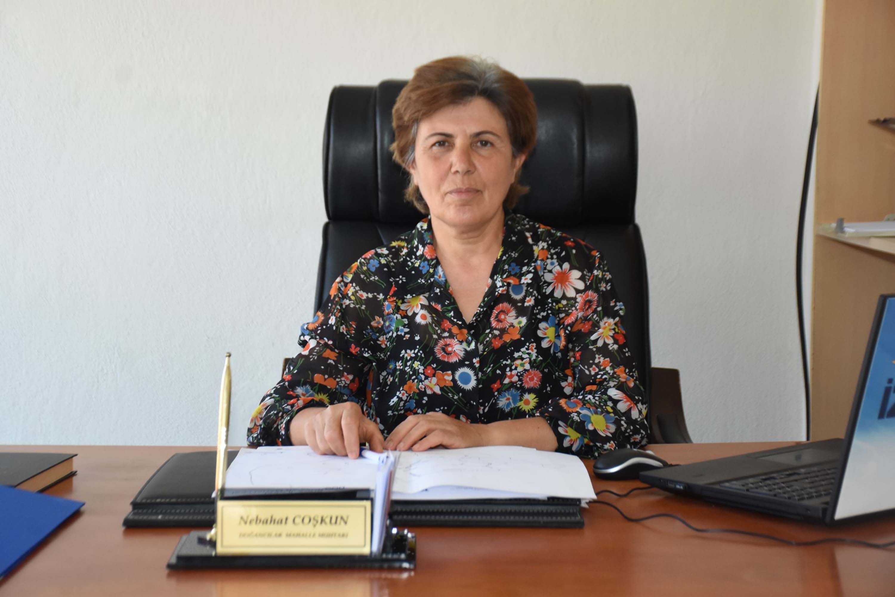 Hem muhtar, Hem de  köy kahvesini de işletiyor