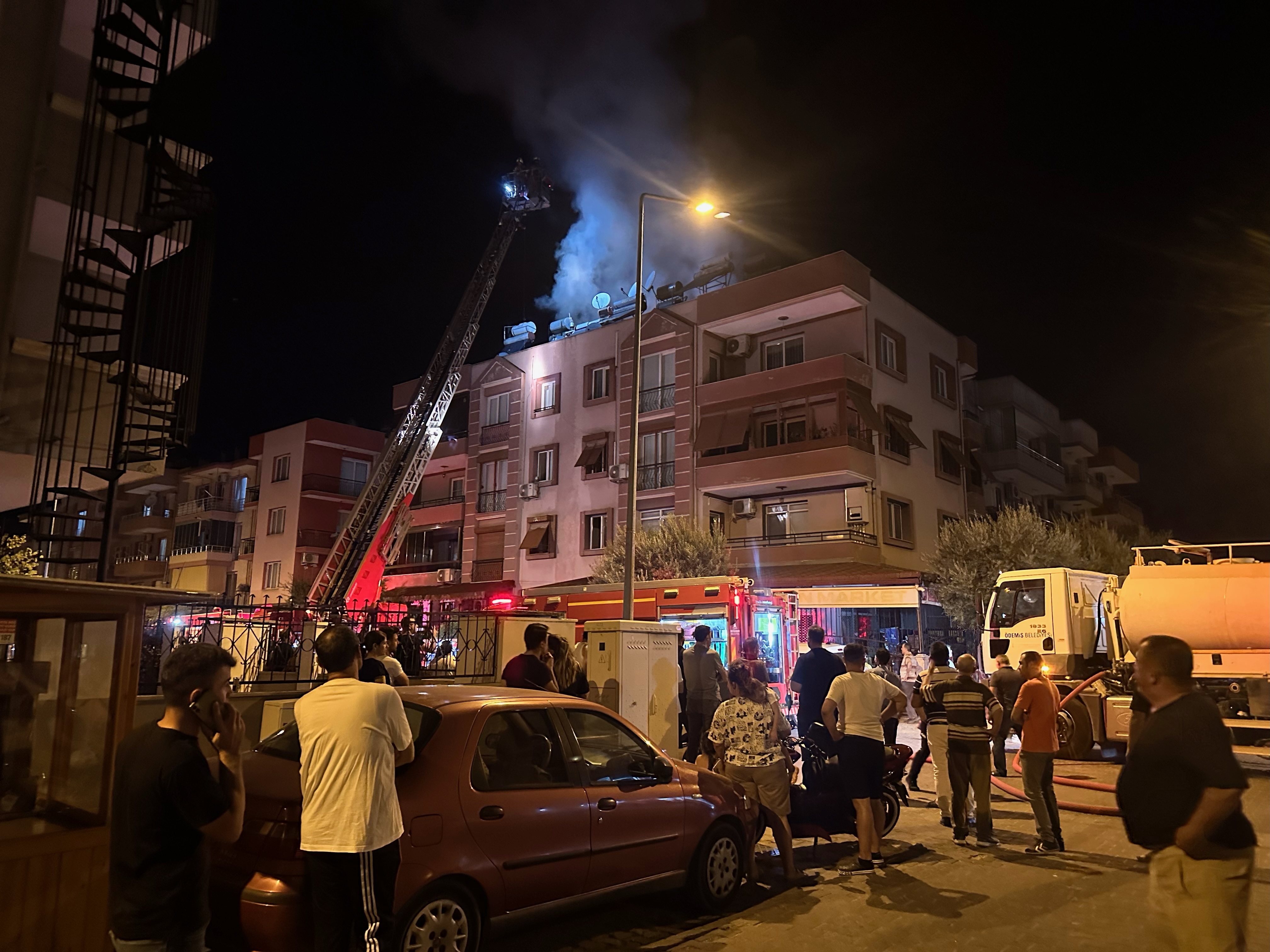 Ödemiş'te çatı katında yangın: 1 kişi dumandan etkilendi