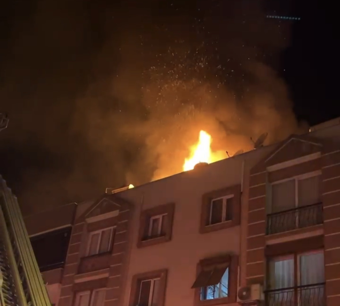 Ödemiş'te çatı katında yangın: 1 kişi dumandan etkilendi