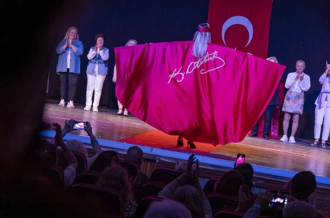 Karşıyaka’nın çınarlarından renkli defile