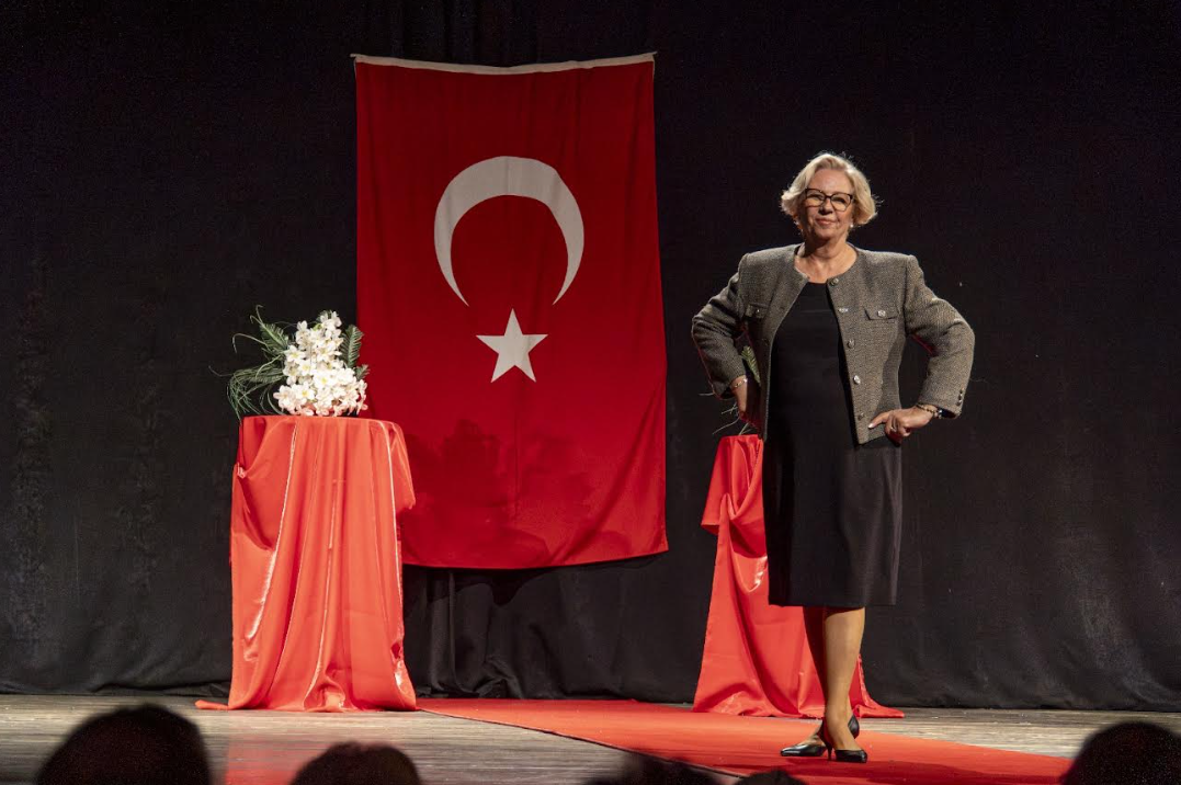 Karşıyaka’nın çınarlarından renkli defile