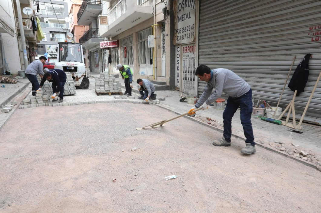 Bayraklı'da yol yenileme ve üst geçit çalışmaları sürüyor