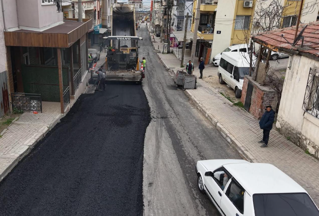 Bayraklı'da yol yenileme ve üst geçit çalışmaları sürüyor