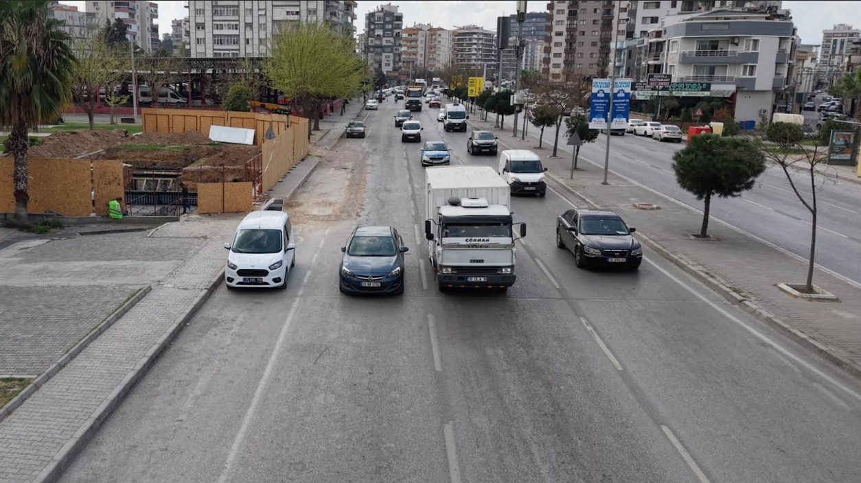 Bayraklı'da yol yenileme ve üst geçit çalışmaları sürüyor