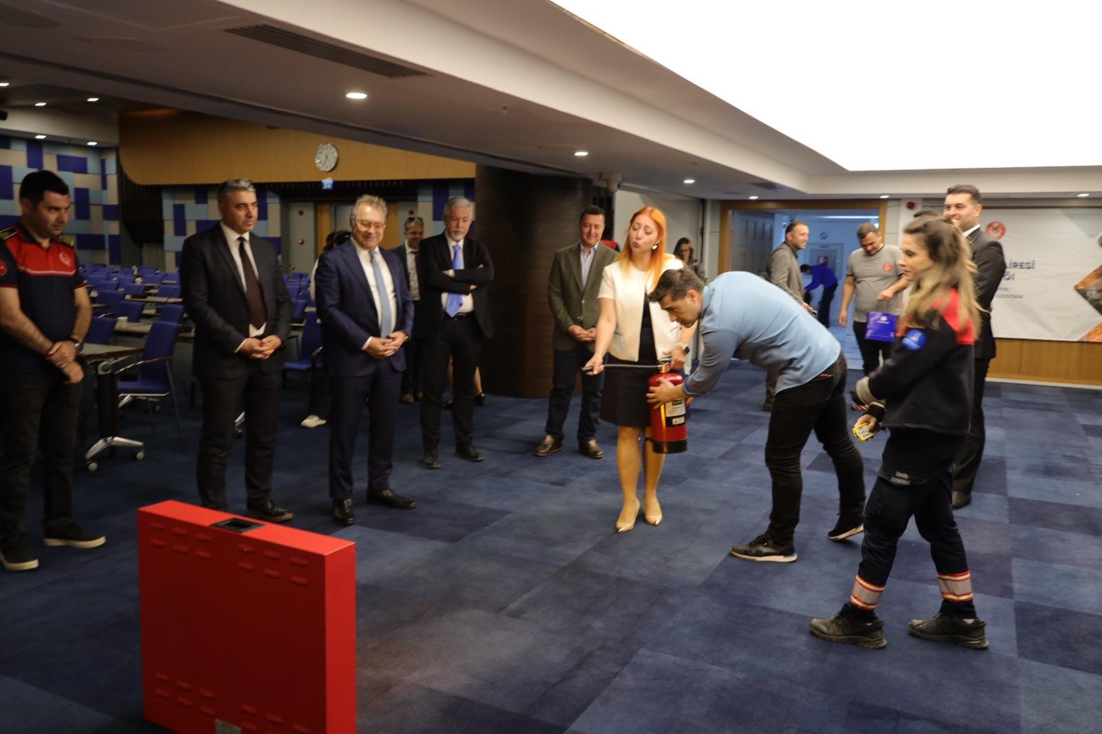 İzmir'de turizm işletmeleri afet güvenliği için toplandı