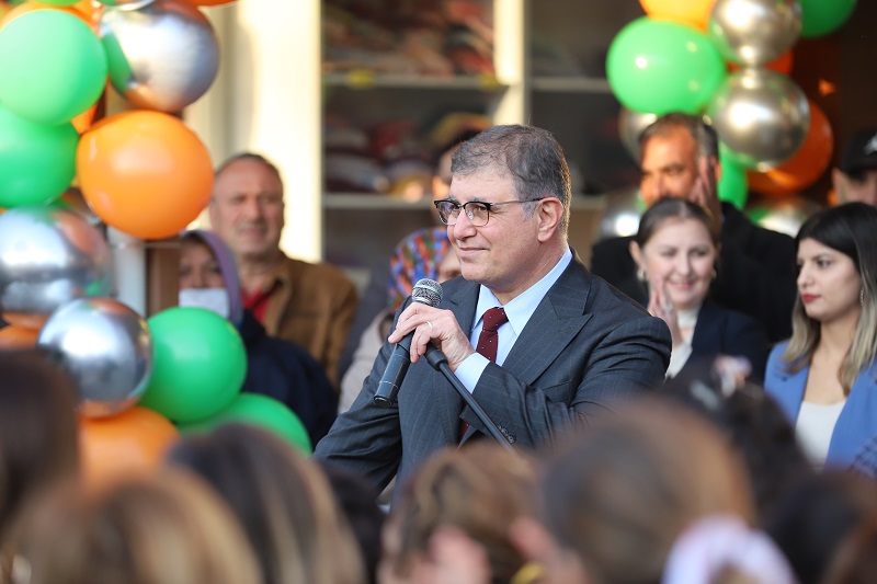 Menderes’te Sosyal Market ve Ücretsiz Çamaşırhane Kapılarını Açtı