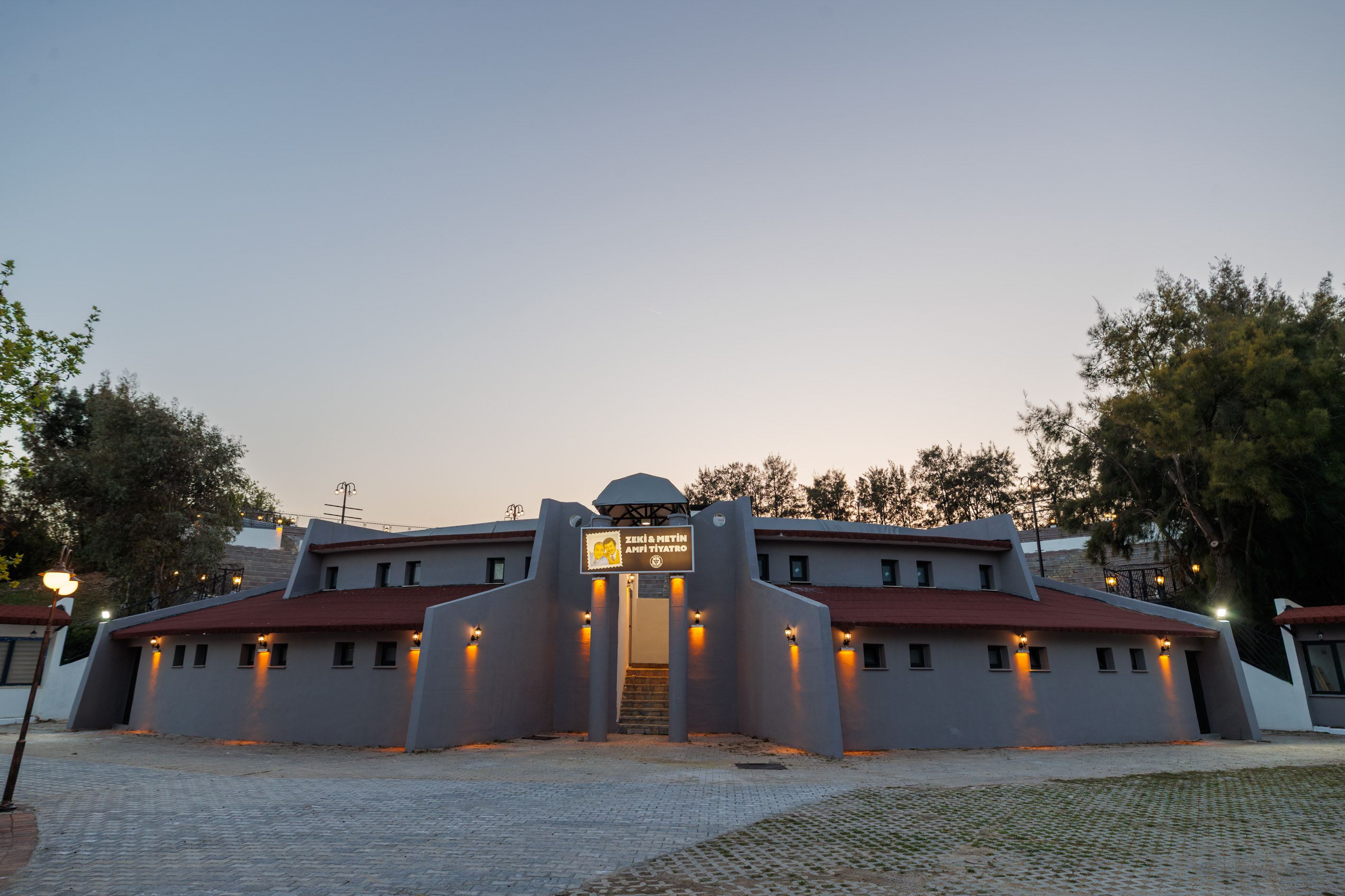 BUCA'NIN ZEKİ METİN AMFİ TİYATROSU'NA GÖRKEMLİ AÇILIŞ