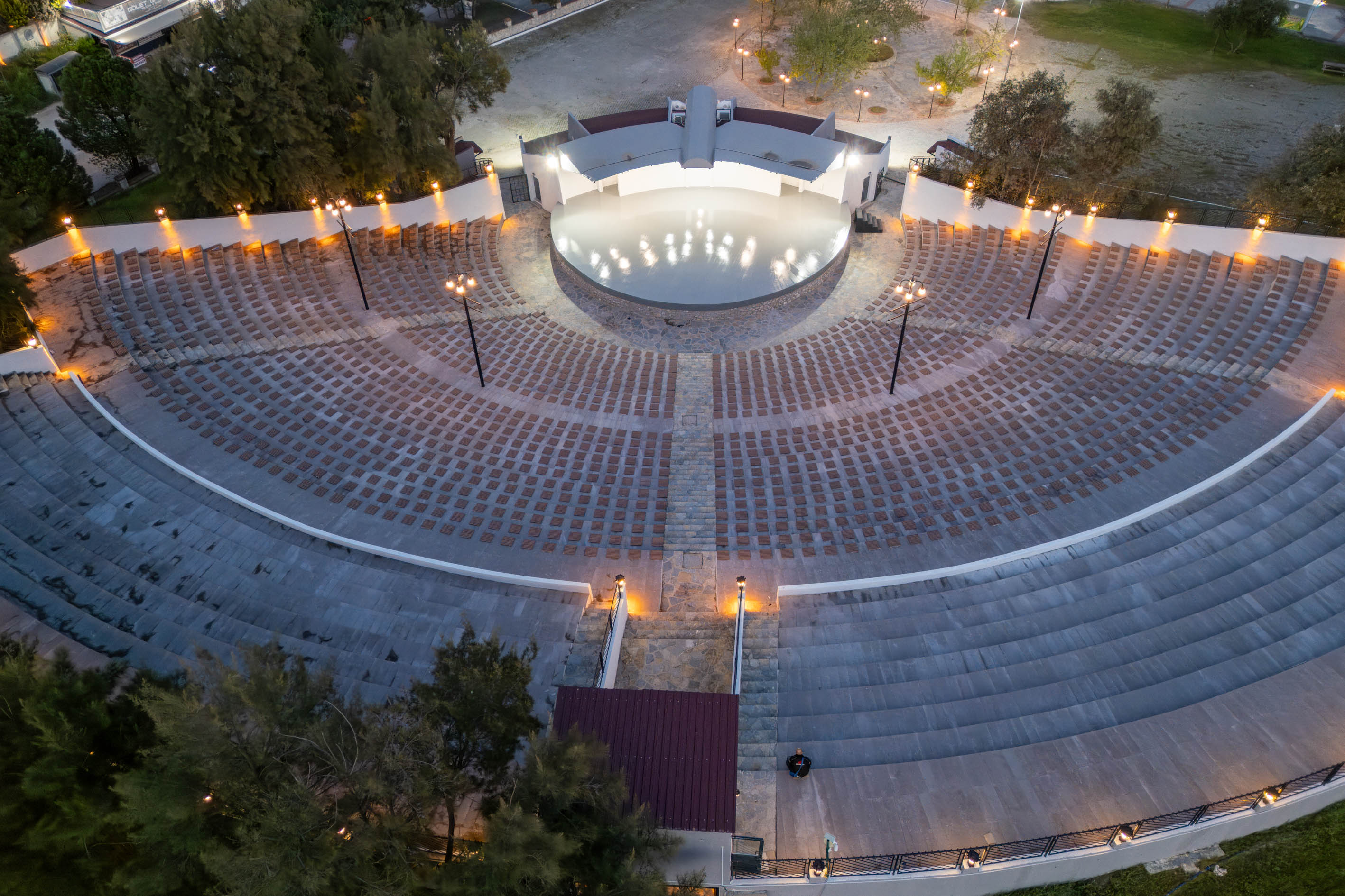 BUCA'NIN ZEKİ METİN AMFİ TİYATROSU'NA GÖRKEMLİ AÇILIŞ