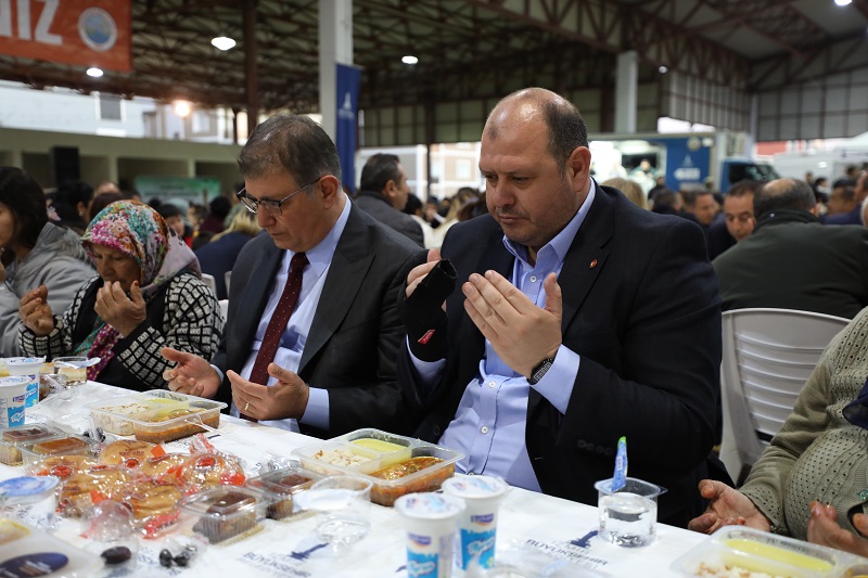 Menderes’te Sosyal Market ve Ücretsiz Çamaşırhane Kapılarını Açtı