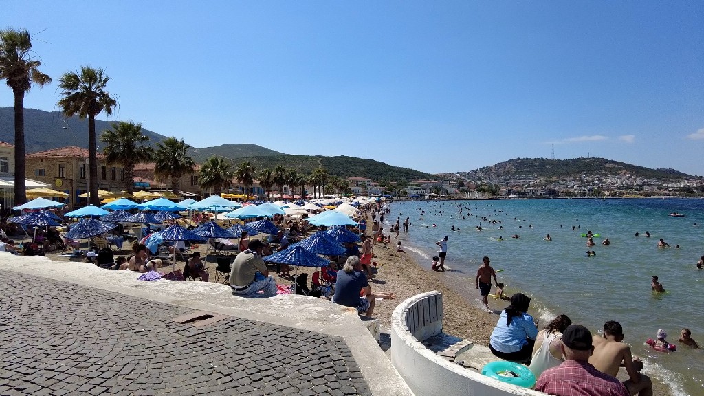 Karavan tatilcileri Foça'ya akın etti