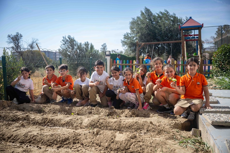 Bornova’da minik eller toprakla buluştu