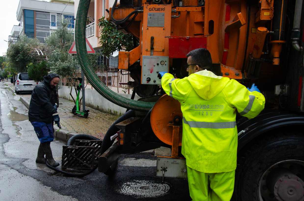 İzmir Büyükşehir Belediyesi 850 personel ve 640 araçla sahada