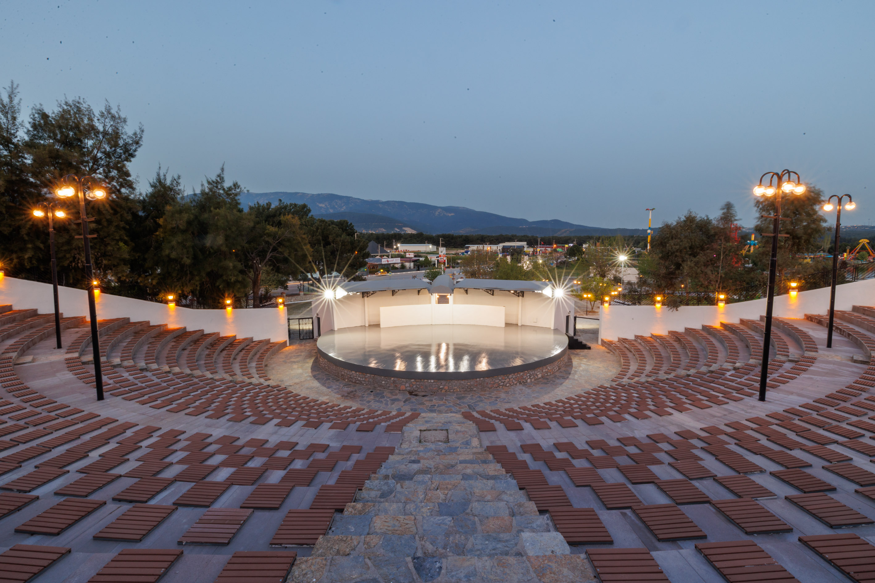BUCA'NIN ZEKİ METİN AMFİ TİYATROSU'NA GÖRKEMLİ AÇILIŞ