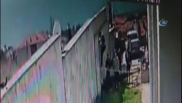 Duvarına tırmanan öğrenciler Spider Man’ı aratmadı