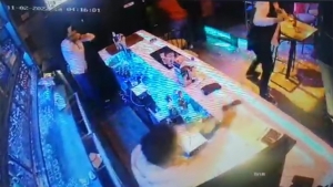 İzmir’de gece kulübünde silahlı kavga dehşeti: O anlar kamerada